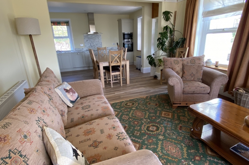 Open plan lounge & kitchen