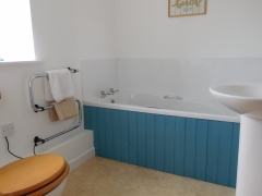 Groundfloor bathroom with basin & WC